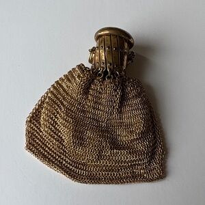 VINTAGE WHITING AND DAVIS EXPANDABLE TOP GOLD MESH BEGGARS PURSE